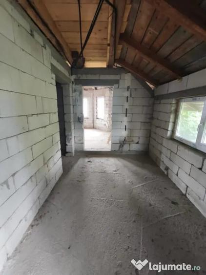 Casă cu 2 camere cu Teren 4400 Mp în Central