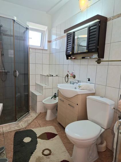Casă individuală cu 8 camere cu Canalizare în Codlea
