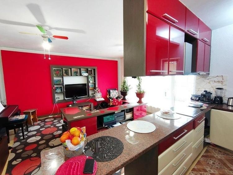 Apartament cu 3 camere semidecomandat, mobilat în Zorilor