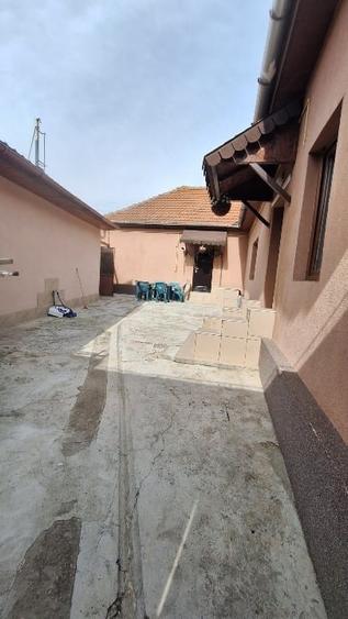 Casă cu 5 camere cu Garaj în Ghirodei