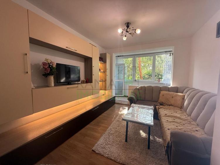 Apartament cu 3 camere semidecomandat, mobilat în Centrul Civic