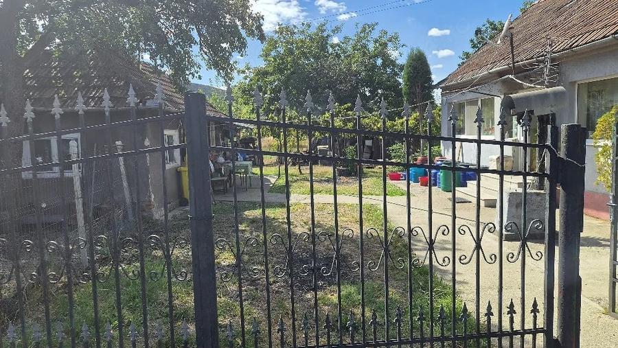 Casă cu Teren 2893 Mp în Brănișca