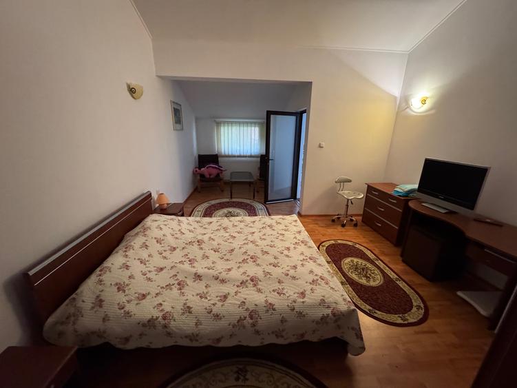 Casă individuală cu 8 camere cu Canalizare în Central
