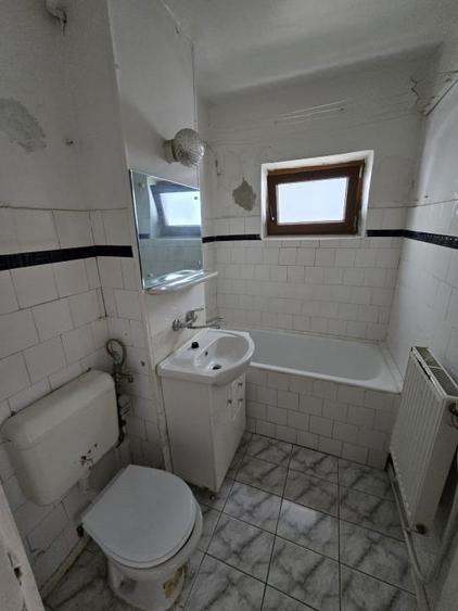 Apartament cu 3 camere semidecomandat în Mioriței