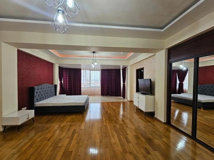 Spațiu comercial, de 600 mp, în Trocadero