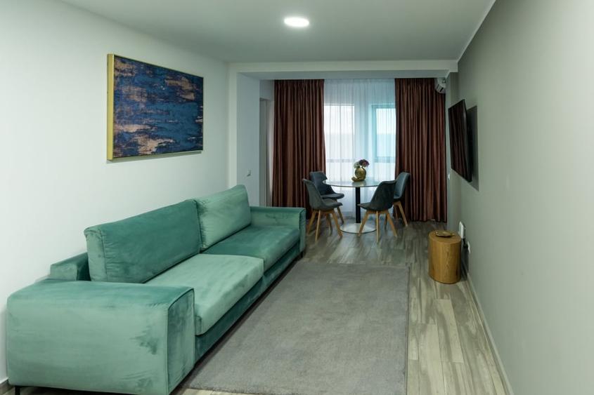 Apartament cu 3 camere semidecomandat în Olimp