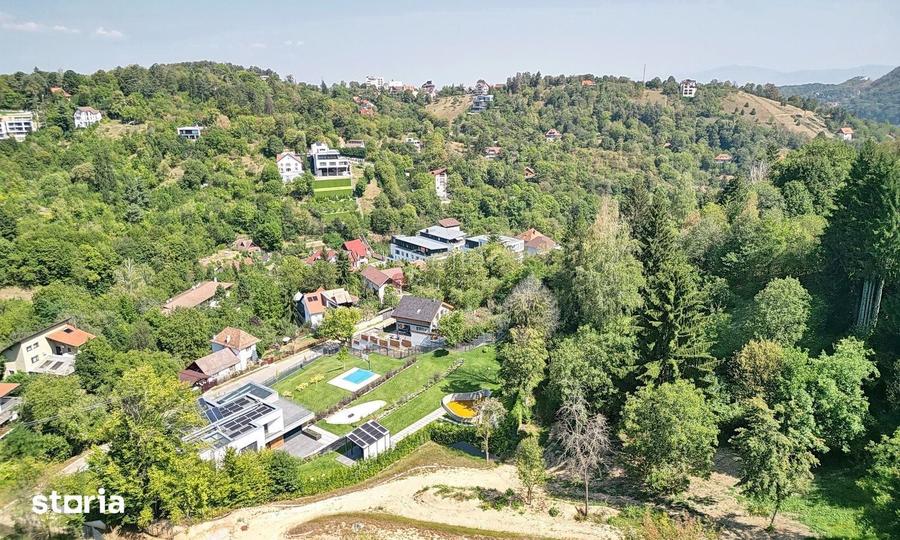 Teren de 5500 mp, în Schei