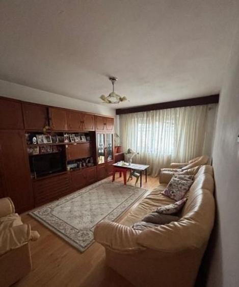 Apartament cu 3 camere decomandat, mobilat în Dacia