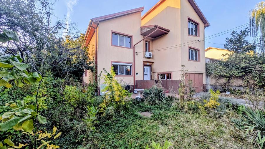 Casă individuală cu 6 camere cu Canalizare în Bucureștii Noi
