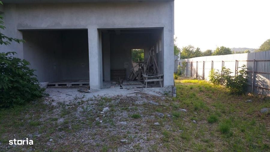 Casă cu 4 camere cu Teren 1950 Mp în Central