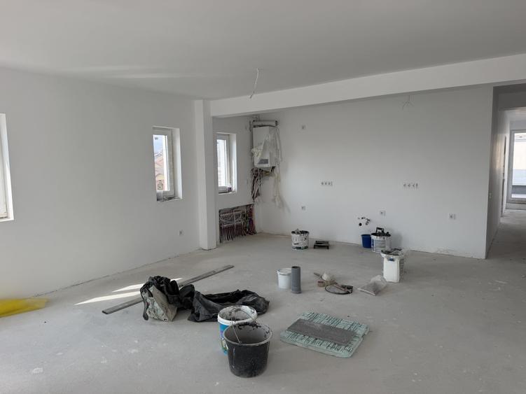 Penthouse cu 4 camere semidecomandat în Vasile Aaron