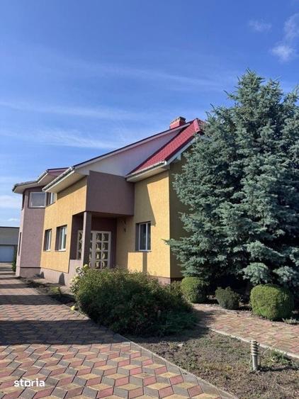 Casă cu 6 camere cu Teren 2500 Mp în Siret