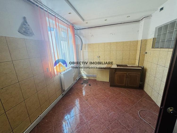 Apartament cu 4 camere semidecomandat în Mărăței