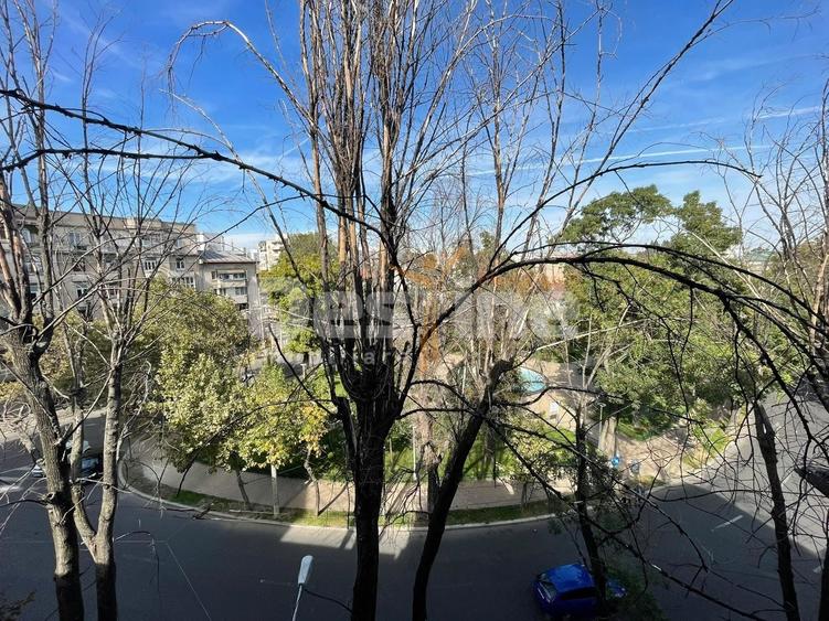 Apartament cu 5 camere decomandat, mobilat în Pache Protopopescu