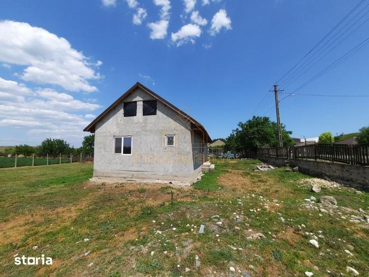 Casă cu 2 camere cu Teren 1000 Mp în Poarta Albă