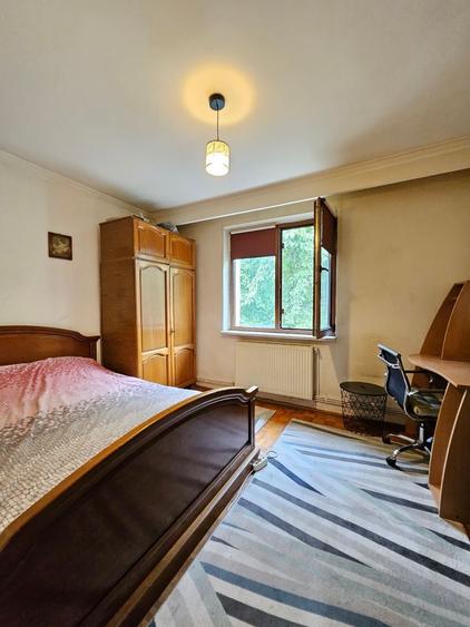 Apartament cu 3 camere semidecomandat în Calea București