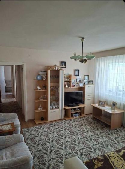 Apartament cu 3 camere semidecomandat în Gojdu