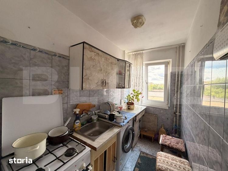 Apartament cu 3 camere semidecomandat în Craiovița Nouă