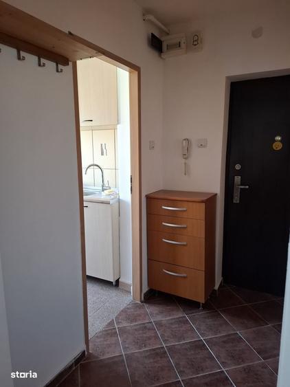 Apartament cu 3 camere semidecomandat, mobilat în Uverturii