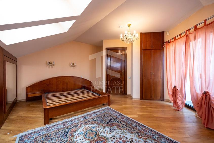 Casă individuală cu 8 camere cu Canalizare în Central