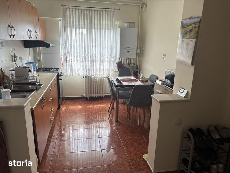 Apartament cu 3 camere semidecomandat în Soarelui