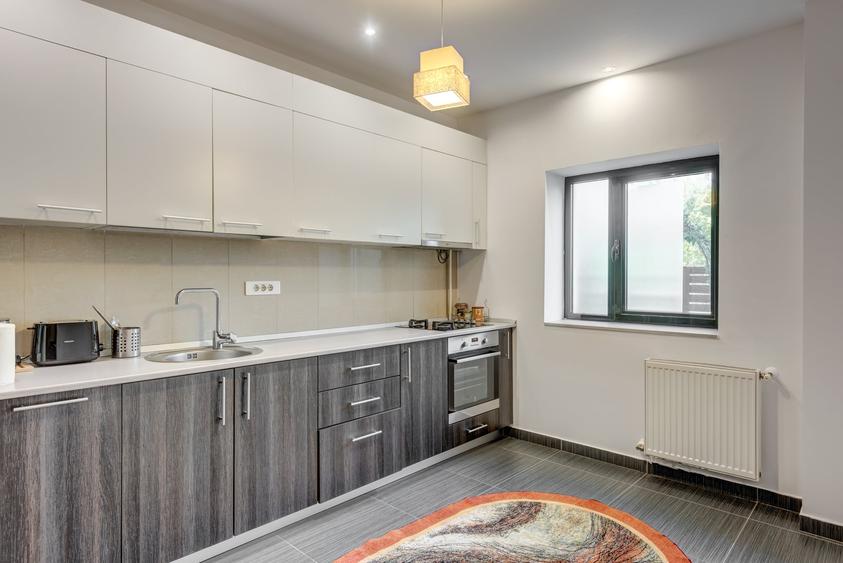 Apartament cu 3 camere semidecomandat, mobilat în Băneasa