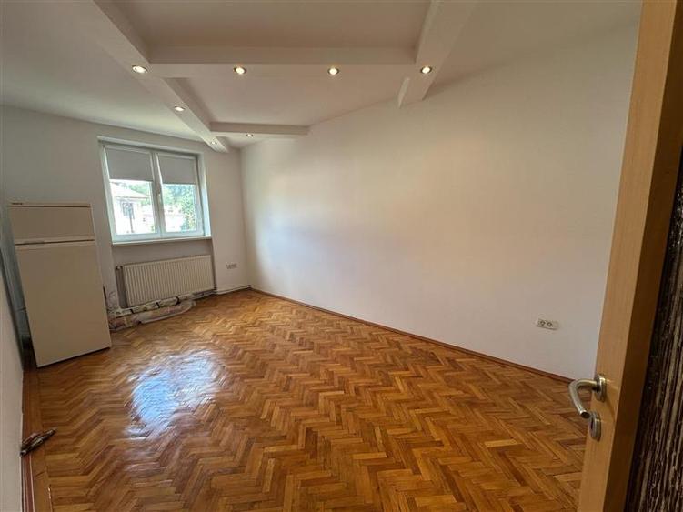 Apartament cu 3 camere semidecomandat, mobilat în Luncă