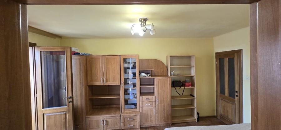 Apartament cu 3 camere semidecomandat, mobilat în Central