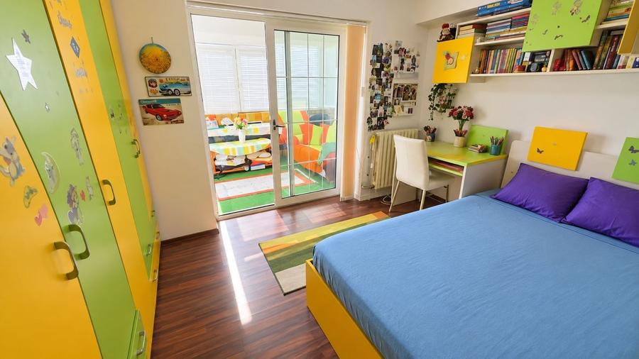 Apartament cu 3 camere decomandat, mobilat în Central