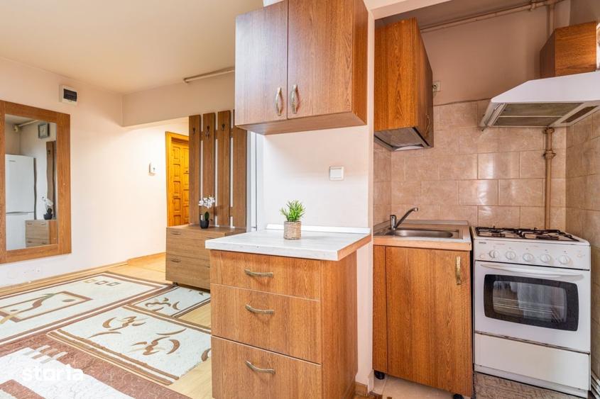 Apartament cu 3 camere semidecomandat, mobilat în Central