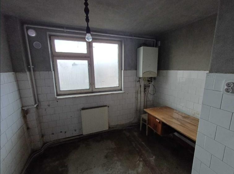 Apartament cu 3 camere semidecomandat în 1 Mai