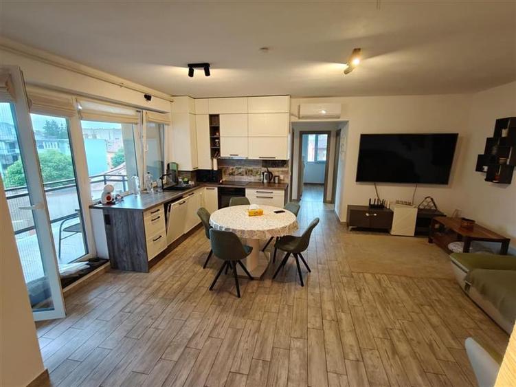 Apartament cu 3 camere circular, mobilat în Central
