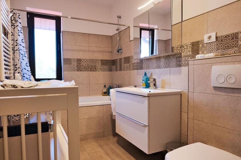 Casă individuală cu 10 camere cu Canalizare în Central