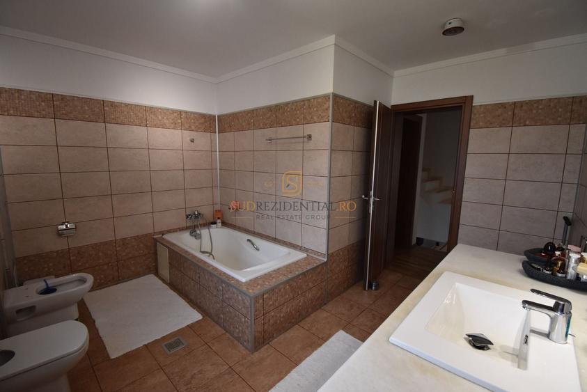 Duplex cu 4 camere cu Canalizare în 1 Decembrie