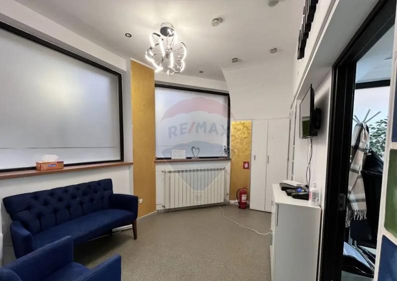 Casă cu 6 camere cu Teren 50 Mp în Victoriei