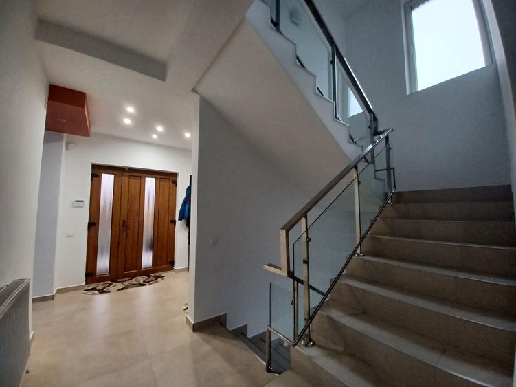 Casă individuală cu 5 camere cu Canalizare în Iris