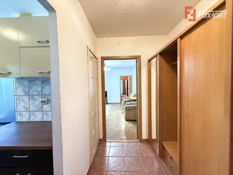 Apartament cu 3 camere semidecomandat, mobilat în Dacia