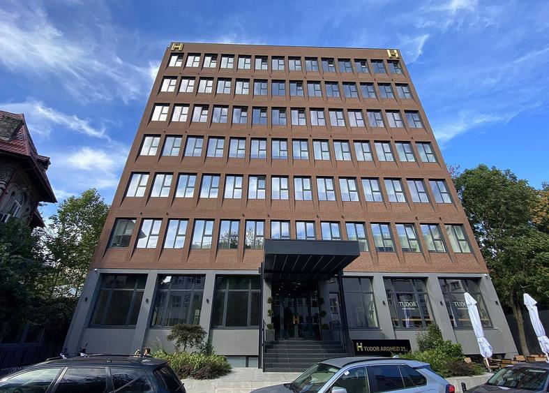 Birou, de 5,780 mp, în Universitate