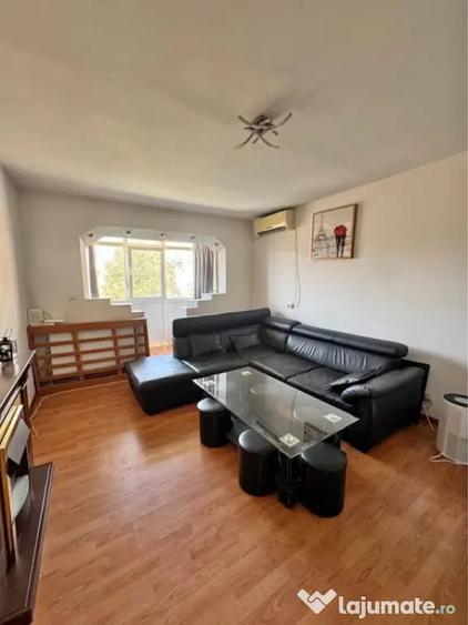 Apartament cu 3 camere semidecomandat în Craiovița Nouă