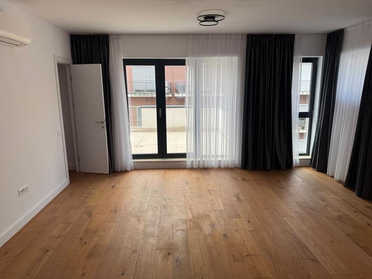 Casă individuală cu 8 camere cu Canalizare în Pipera