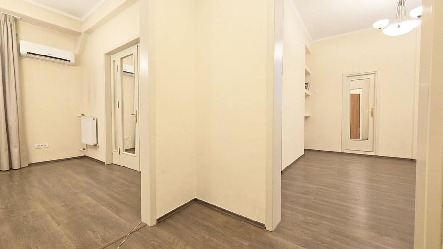 Apartament cu 3 camere semidecomandat în P-ța Unirii