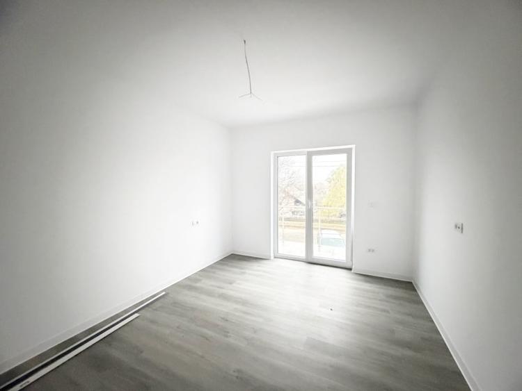 Duplex cu 4 camere cu Canalizare în Utvin