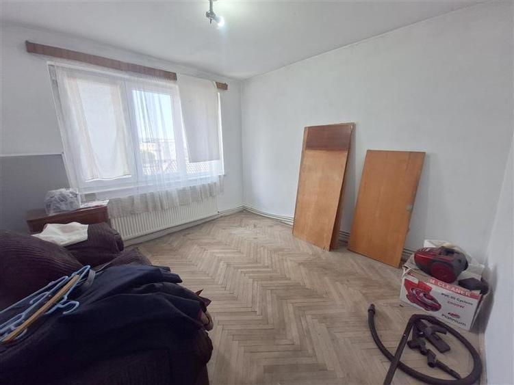 Apartament cu 2 camere semidecomandat în 9 Mai