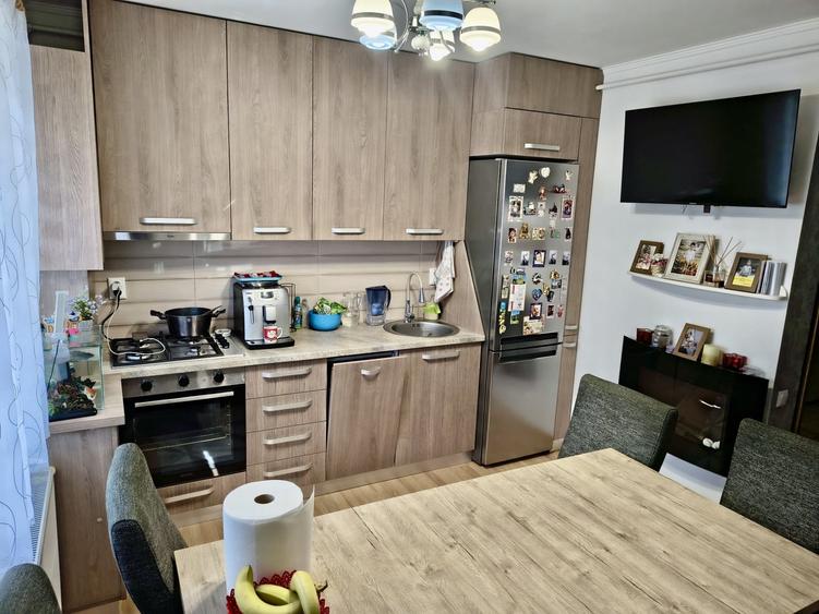 Apartament cu 3 camere semidecomandat, mobilat în Baciu