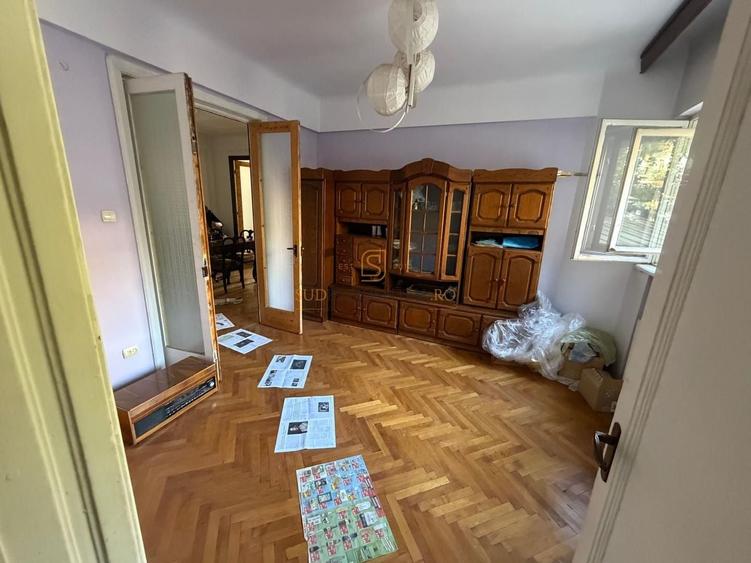 Apartament cu 4 camere semidecomandat în Universitate