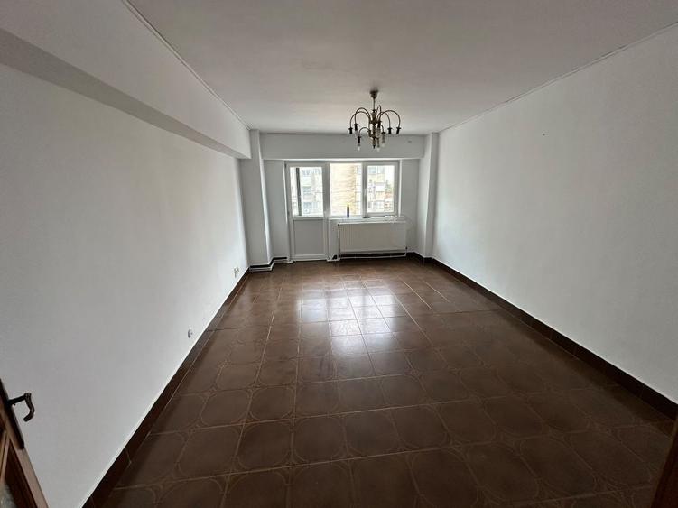 Apartament cu 3 camere decomandat în Patriei