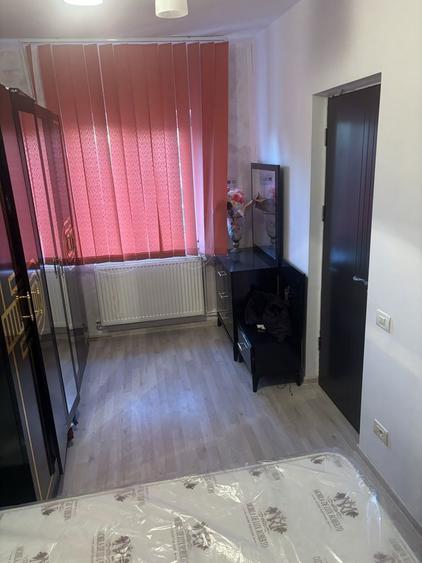 Apartament cu 3 camere semidecomandat în Micro 14