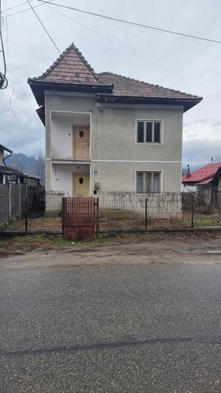 Casă individuală cu 4 camere cu Canalizare în Păușești-Măglași
