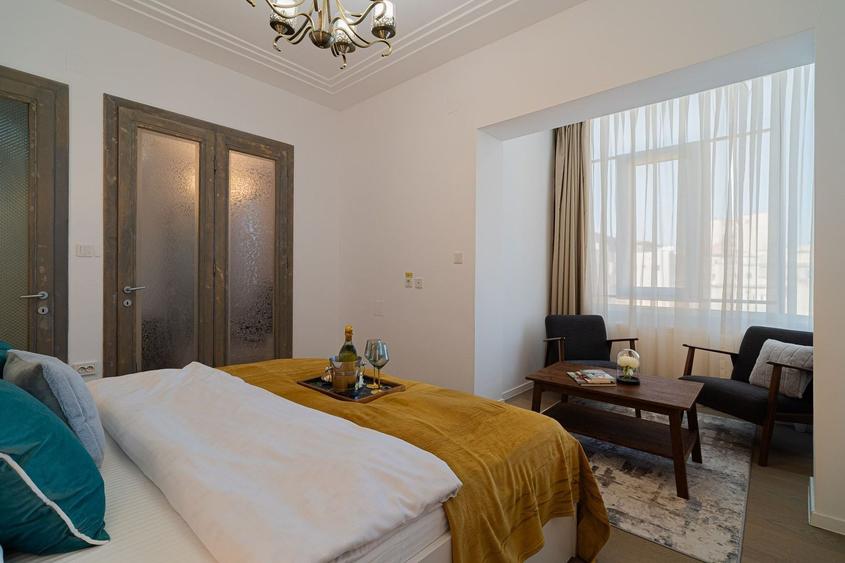 Apartament cu 3 camere, mobilat în P-ța Universității