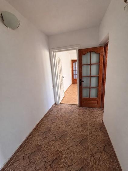 Apartament cu 3 camere semidecomandat în Circumvalațiunii